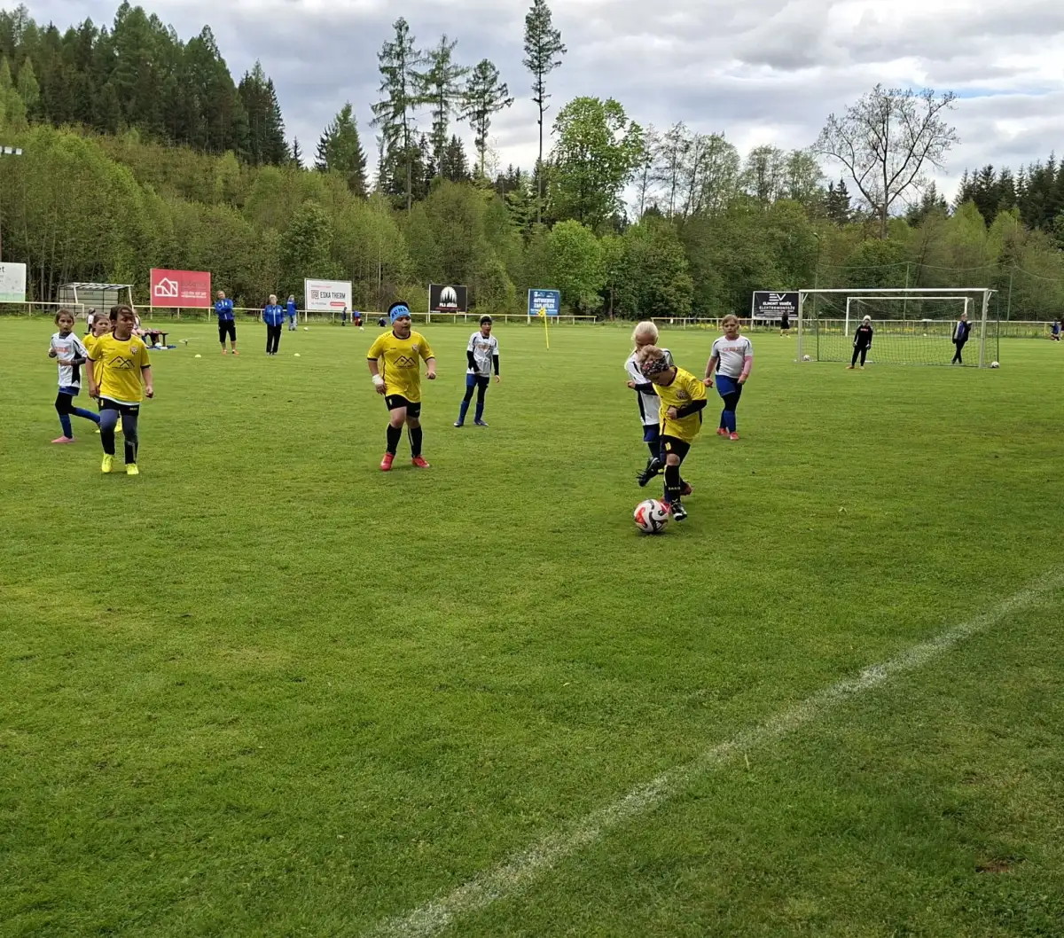 Mladí fotbalisté bavili diváky. Padaly góly, nechyběla radost ani bojovnost
