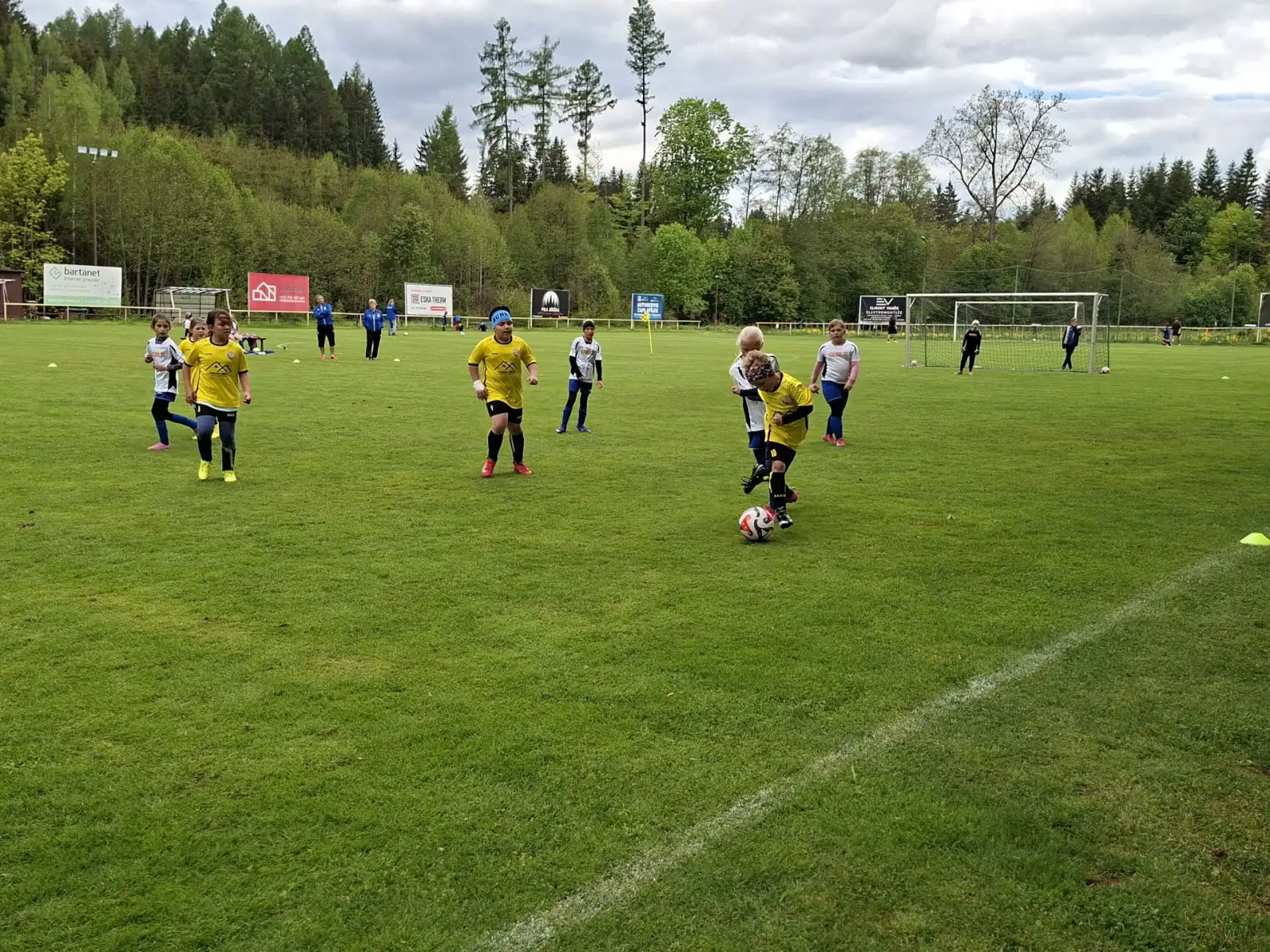 Mladí fotbalisté bavili diváky. Padaly góly, nechyběla radost ani bojovnost