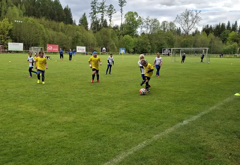 Mladí fotbalisté bavili diváky. Padaly góly, nechyběla radost ani bojovnost