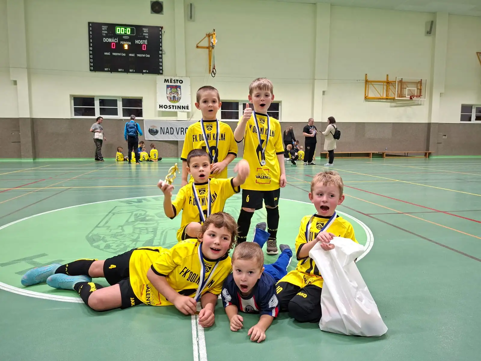 První halový turnaj a hned vítězství! Kategorie U7 v Hostinném zazářila