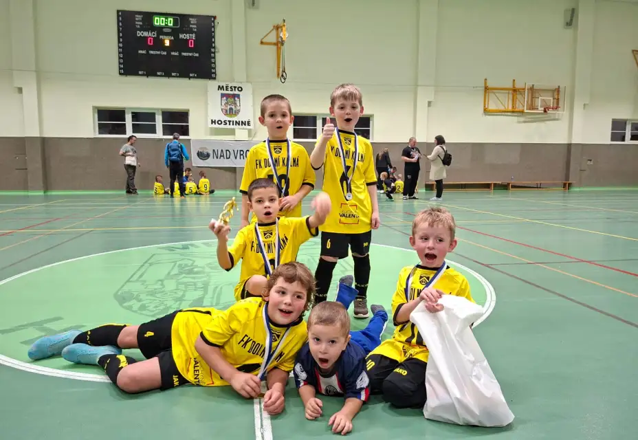 První halový turnaj a hned vítězství! Kategorie U7 v Hostinném zazářila