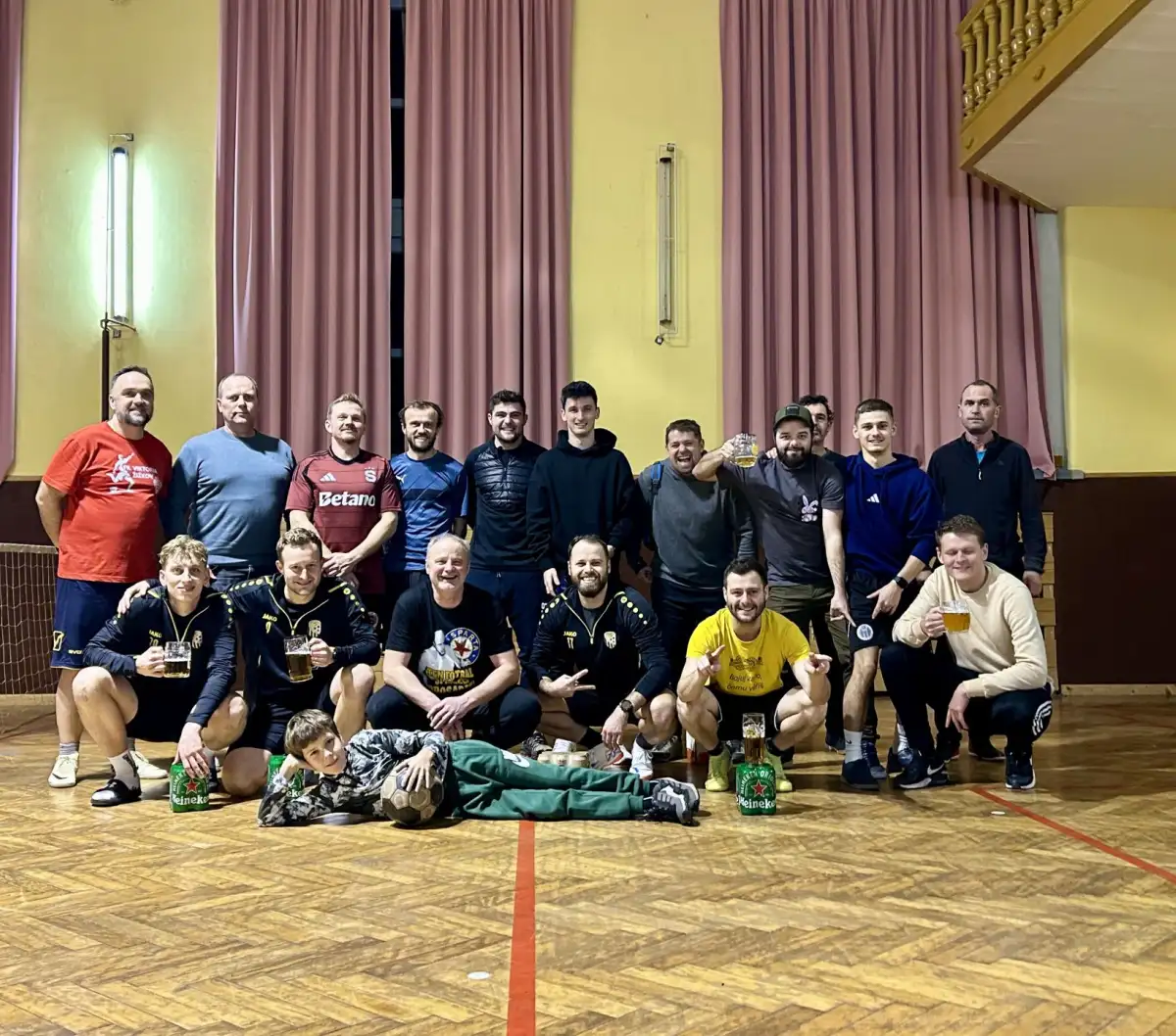 Vánoční nohejbalový memoriál Štefana Ryšálka přinesl skvělé zápasy i sváteční pohodu