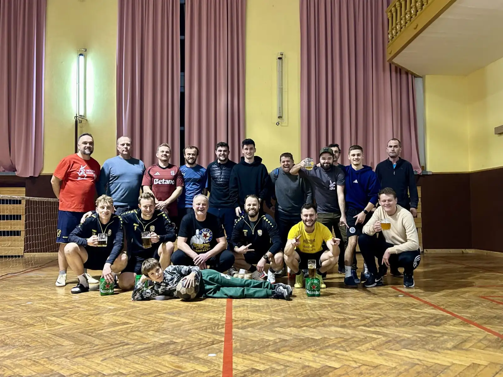 Vánoční nohejbalový memoriál Štefana Ryšálka přinesl skvělé zápasy i sváteční pohodu